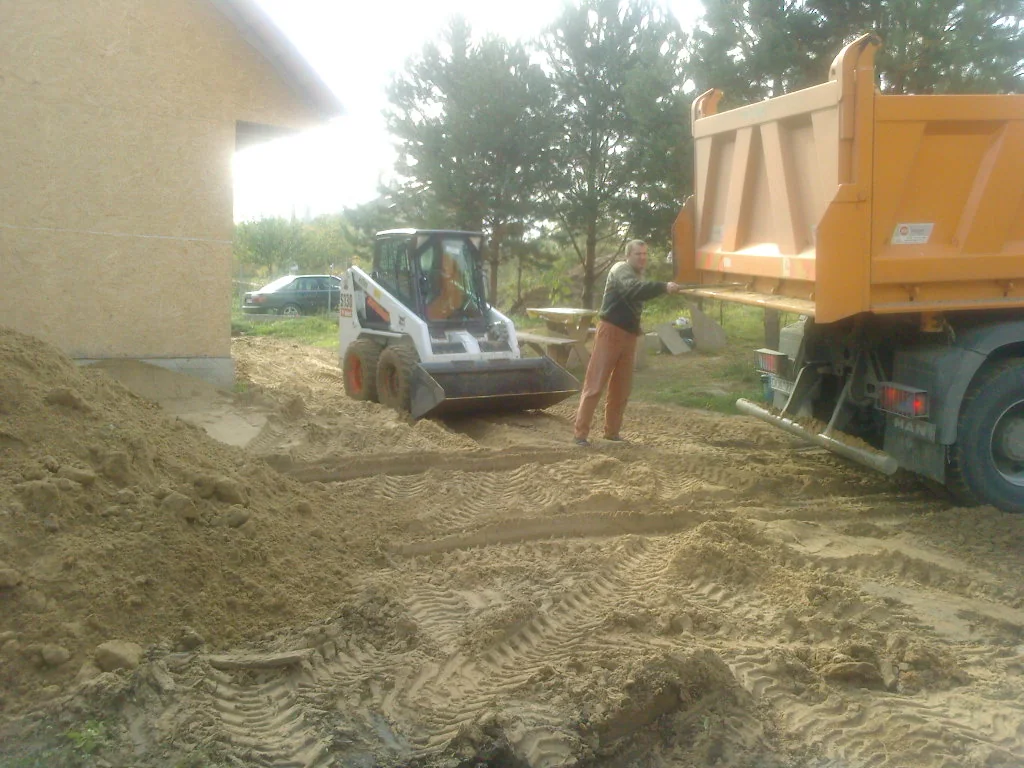 BOBCAT minikrautuvas dirba šalia namo, KSB galerijos nuotrauka