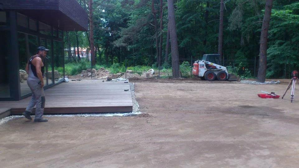 Grunto lyginimo darbai šalia namo ir miško